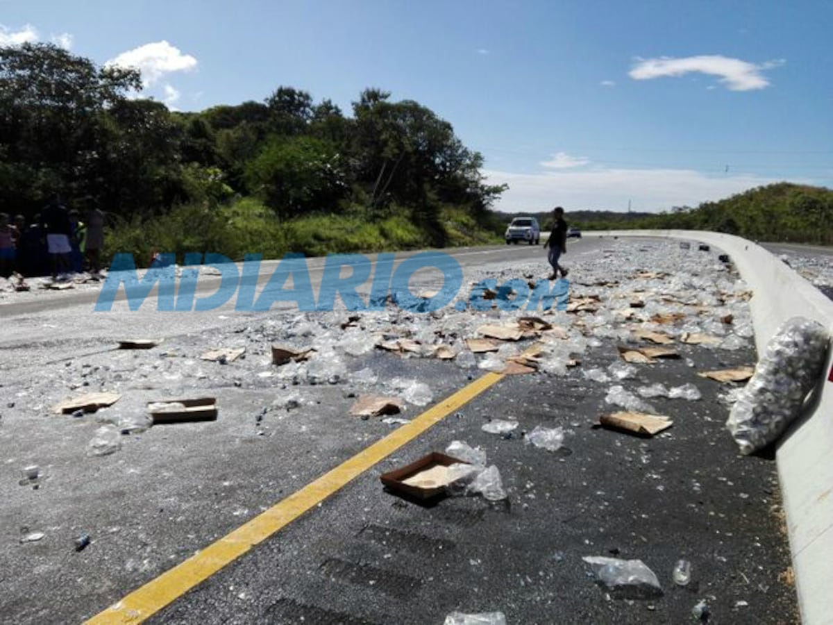 ¡CARGADA DE CERVEZAS! Mula sufre accidente de tránsito en Veraguas 