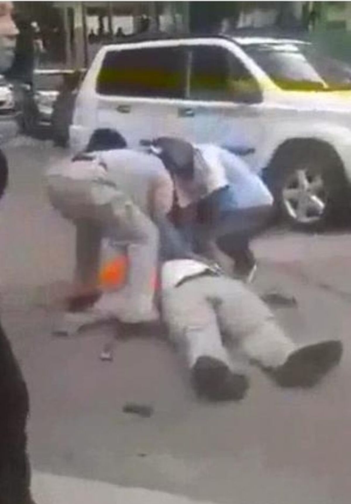 ¡SANTO! Estudiante noquea a un seguridad en la Universidad de Panamá (+VIDEO)