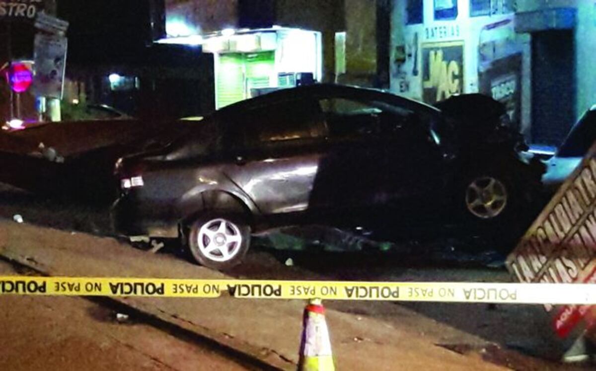 Logró salir de auto, pero no aguantó y falleció en el lugar del accidente 