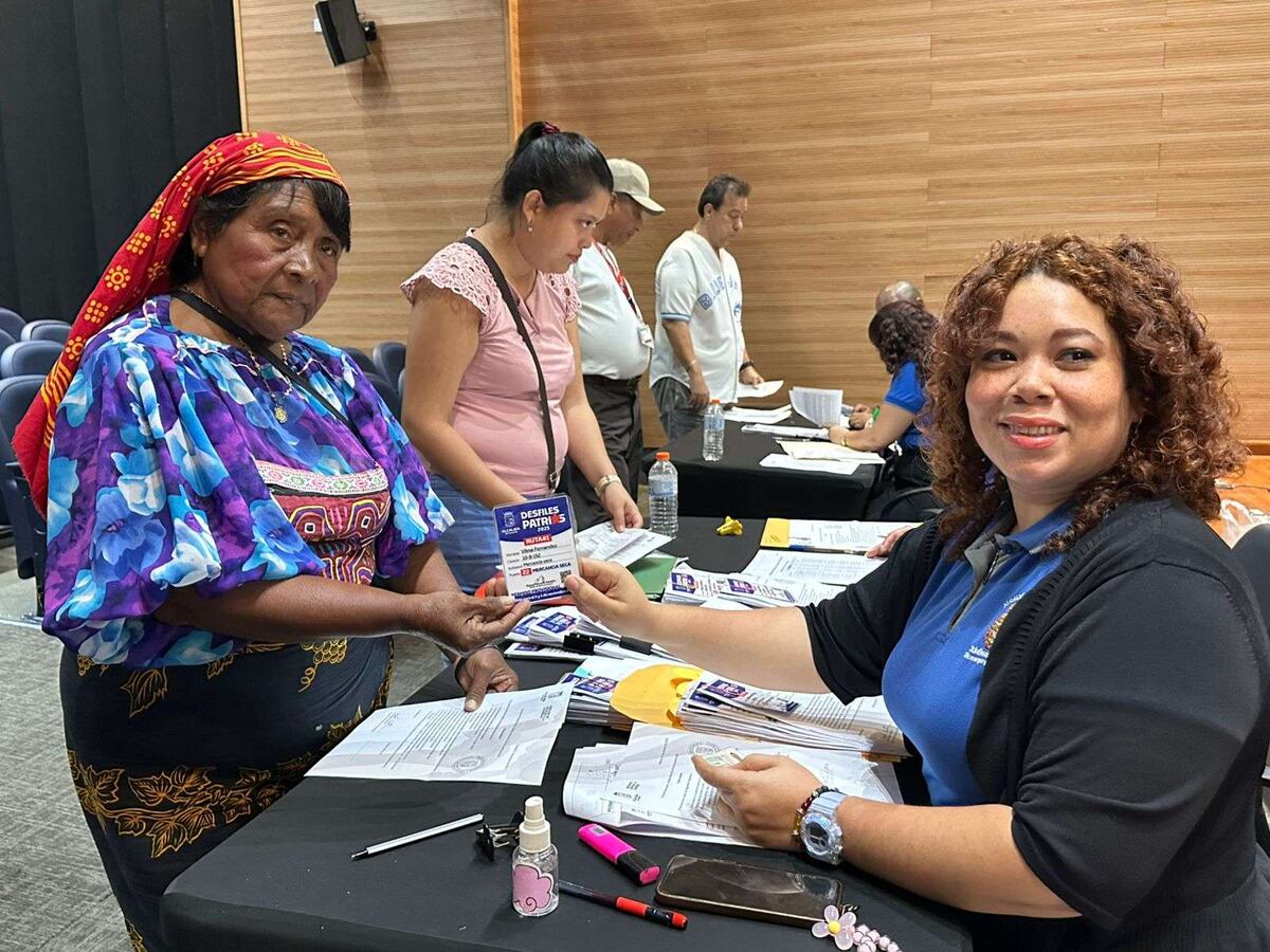 ¡Todo legal y en orden! Alcaldía da 164 permisos con QR para vender en los desfiles del 3 y 4 de noviembre