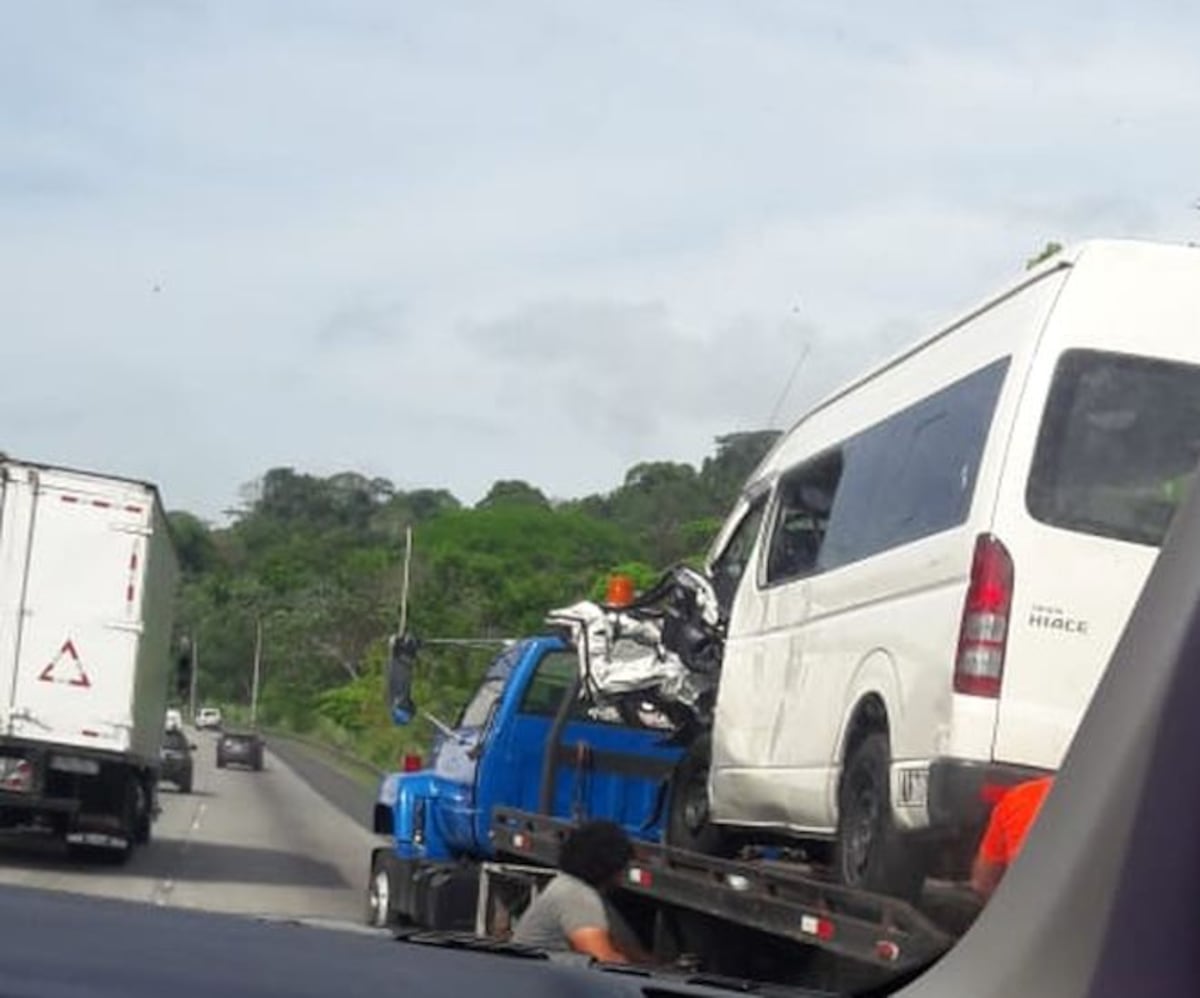 Conductor de busito pirata queda atrapado. Accidente en Vía Centenario