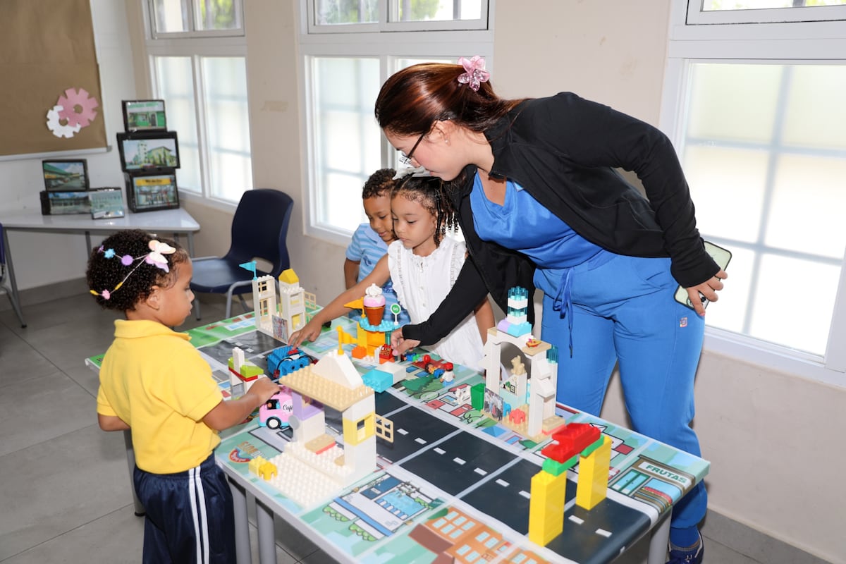 De jugar a programar: así aprenden niños panameños con robots desde los 3 años