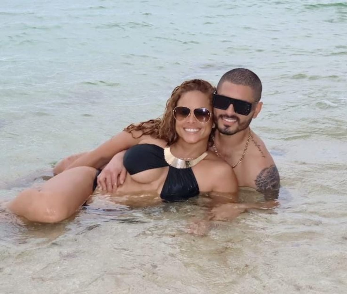 ¡Y ese bombón, Liza! La Doradita estrena galán en la playa