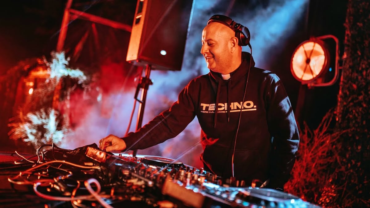 El padre Guilherme: ¡El cura DJ que prende la rumba con su sotana!