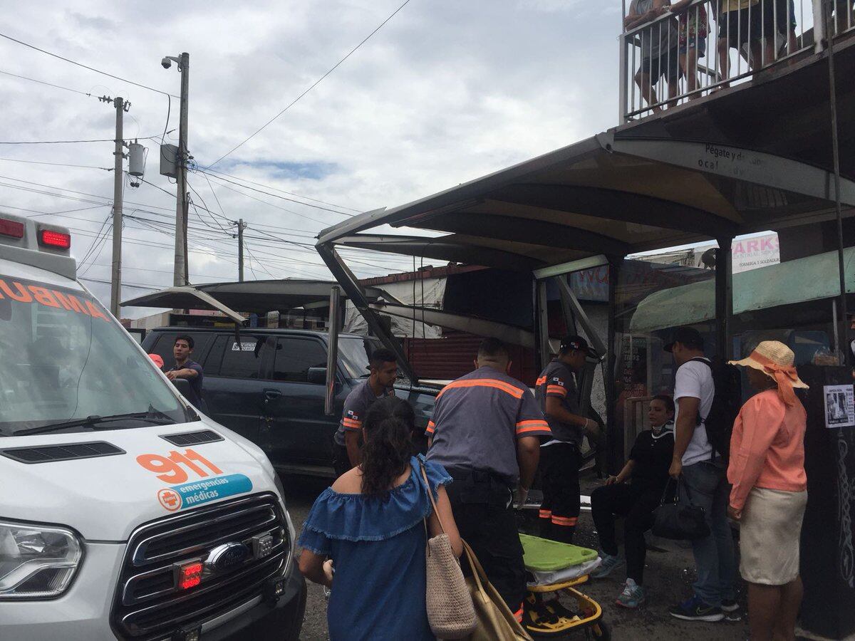 ¡QUÉ CHICHARRÓN! Taxi queda achurrado en triple colisión