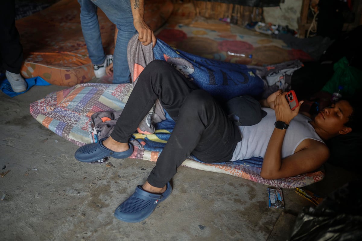 ‘Prefiero dormir en la playa’: migrantes rechazan albergues mientras retroceden a casa