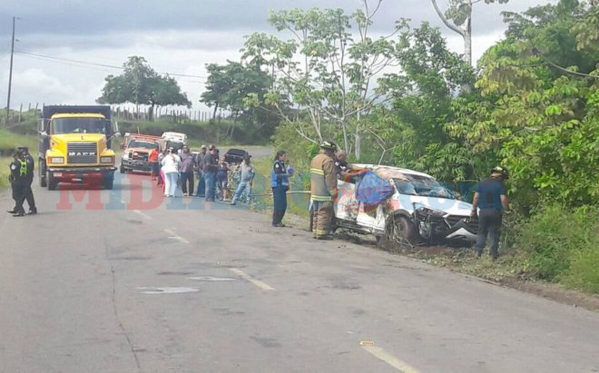 ¡TERRIBLE! Tía y sobrinito fallecen tras chocar y volcarse en Chiriquí