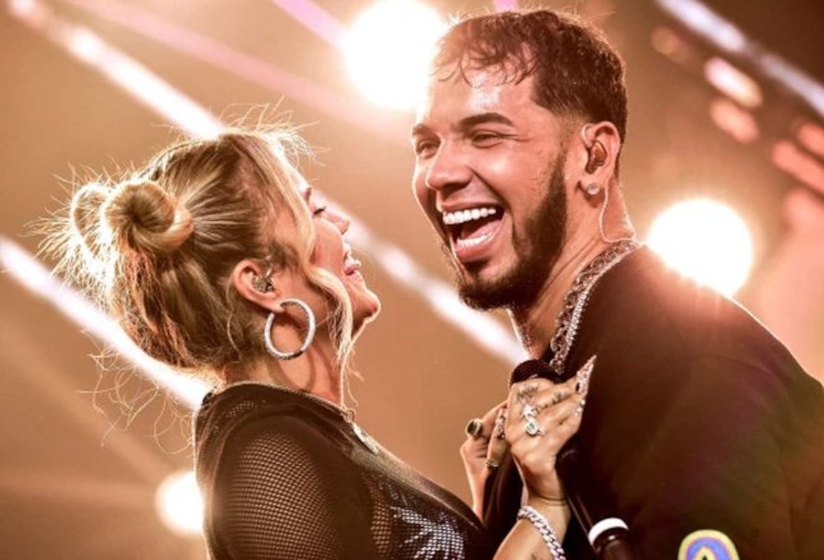 Anuel AA se tatúa la cara de Karol G en la espalda (VIDEO)