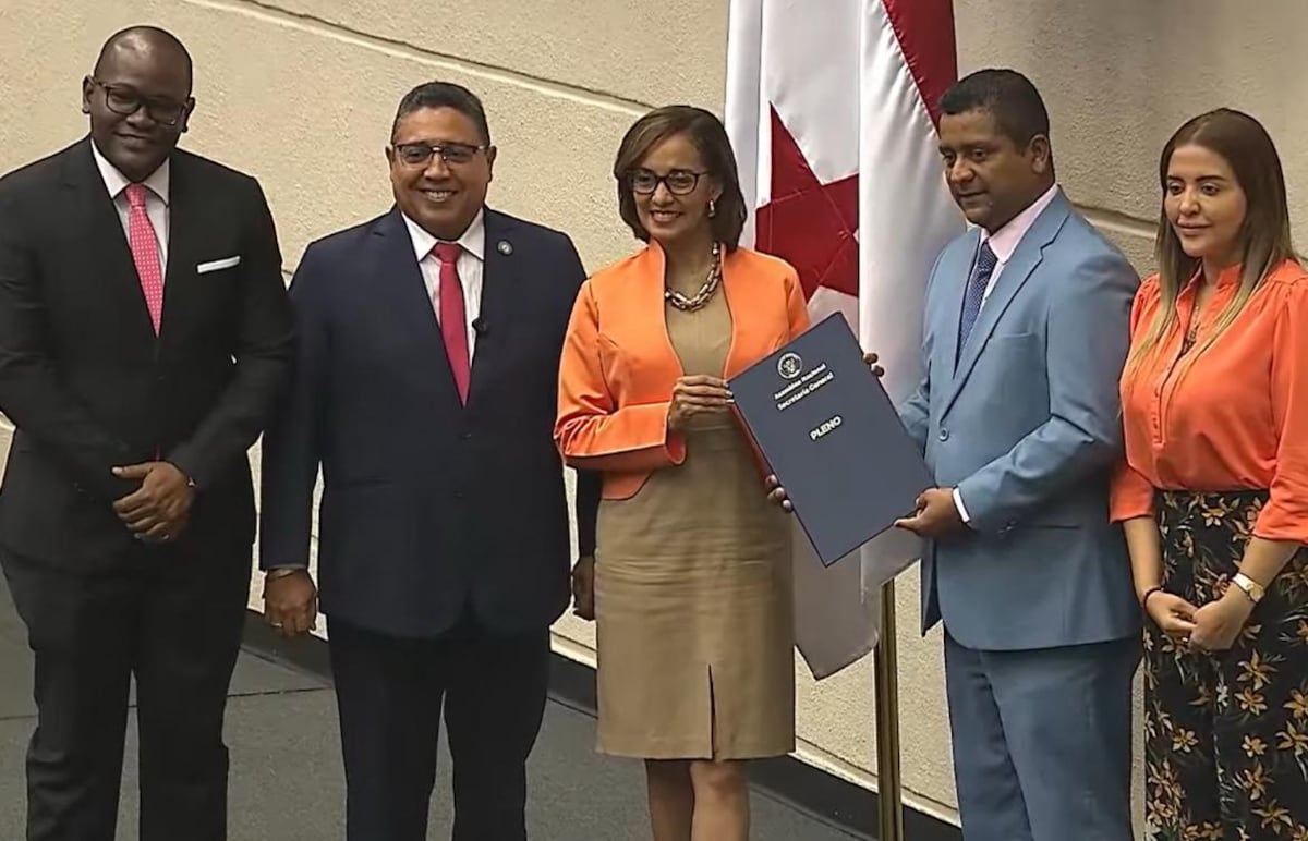 Panamá aprueba ley que obliga uso de sillas infantiles en autos particulares