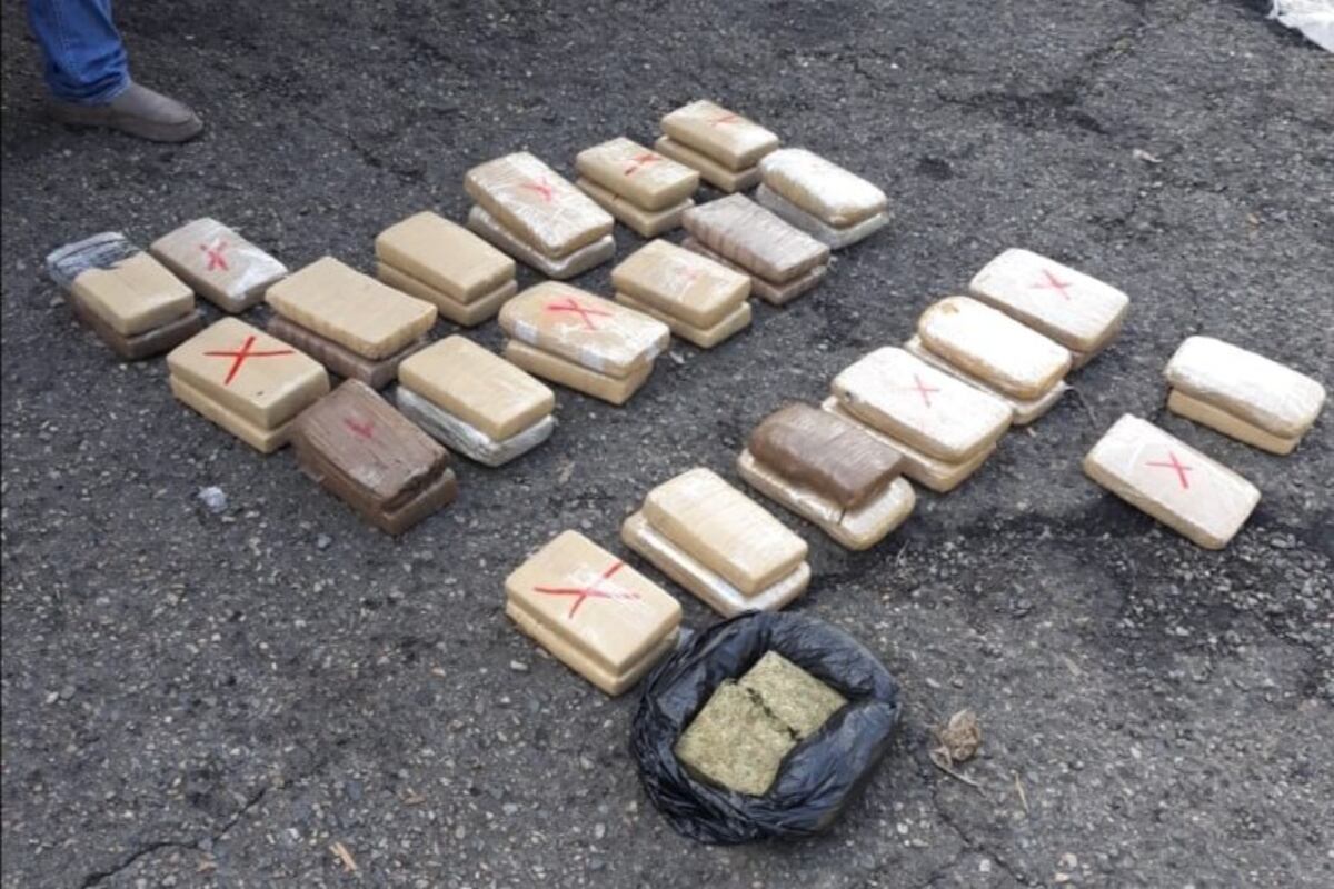 El maletero del taxi estaba ‘harto’. Incautan paquetes con estupefacientes y detienen a uno en Howard