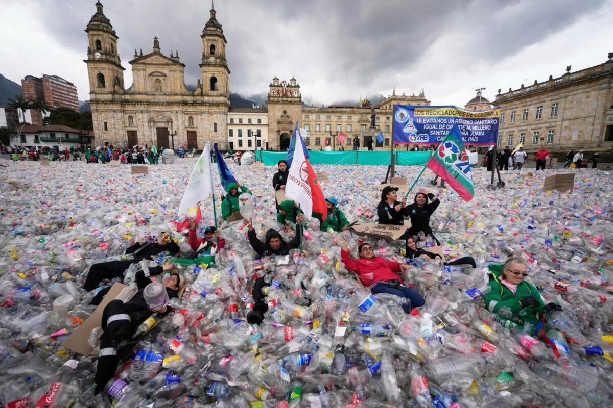 ¡Inundación de plástico! Recicladores revientan la Plaza de Bolívar exigiendo trabajo digno