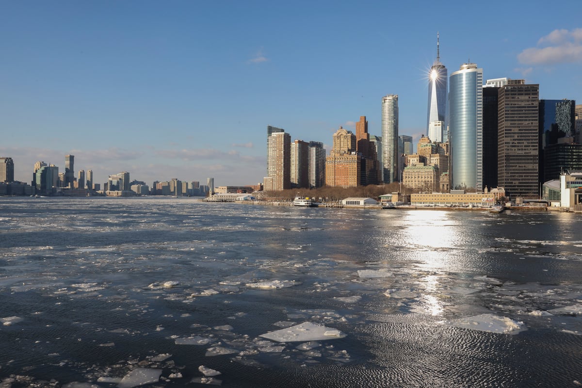 Ciclón bomba paraliza Estados Unidos con nieve y frío extremo