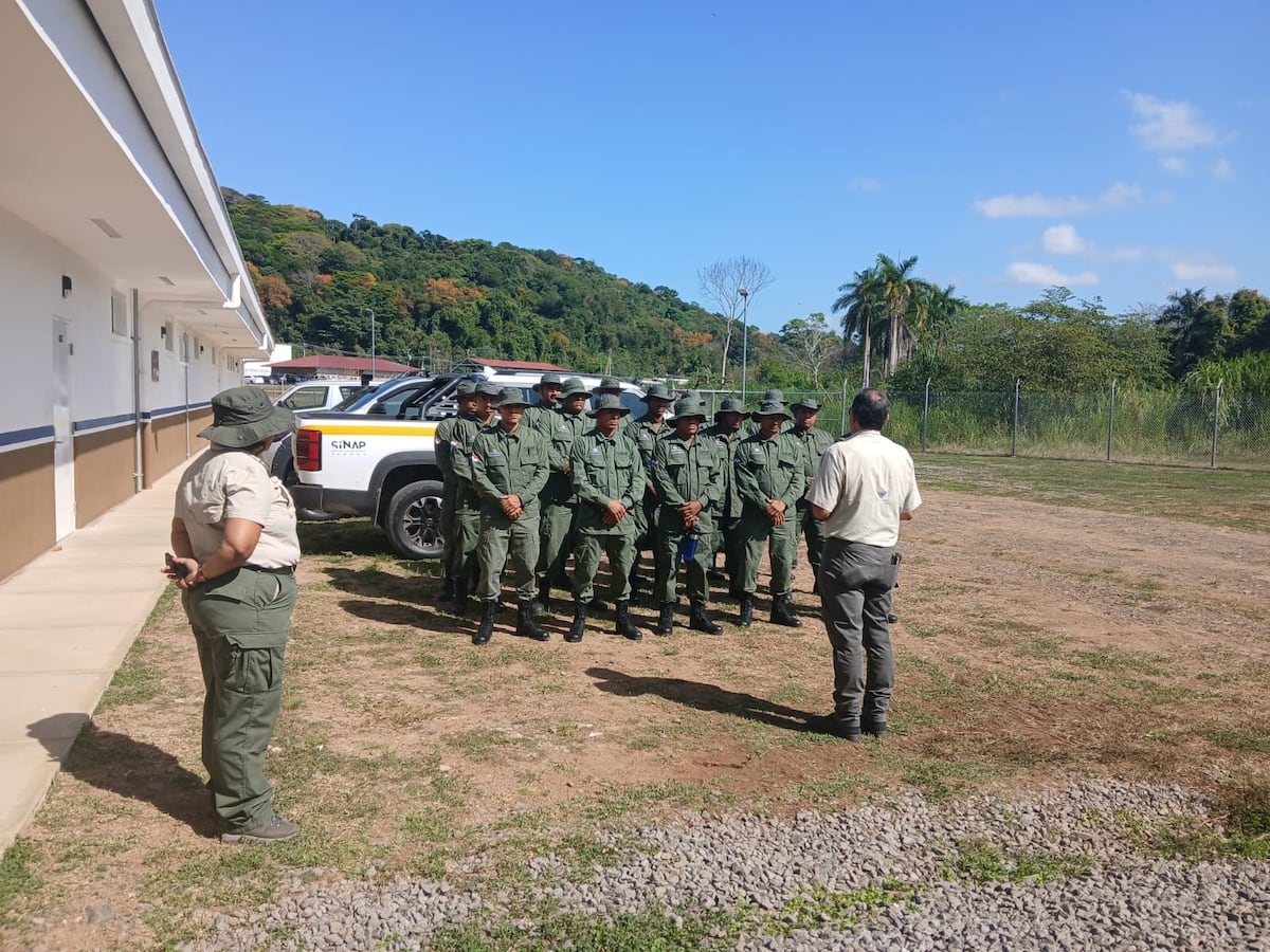 Guardaparques del SINAP se capacitan en manejo de botes especiales con la Aeronaval