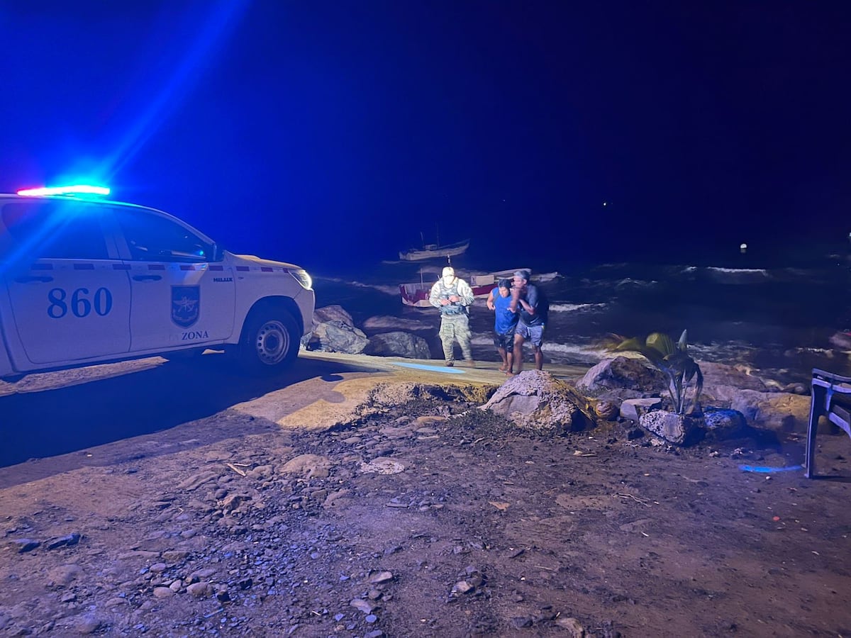 Aeronaval rescata a dos pescadores en aguas del Pacífico al sur de Otoque