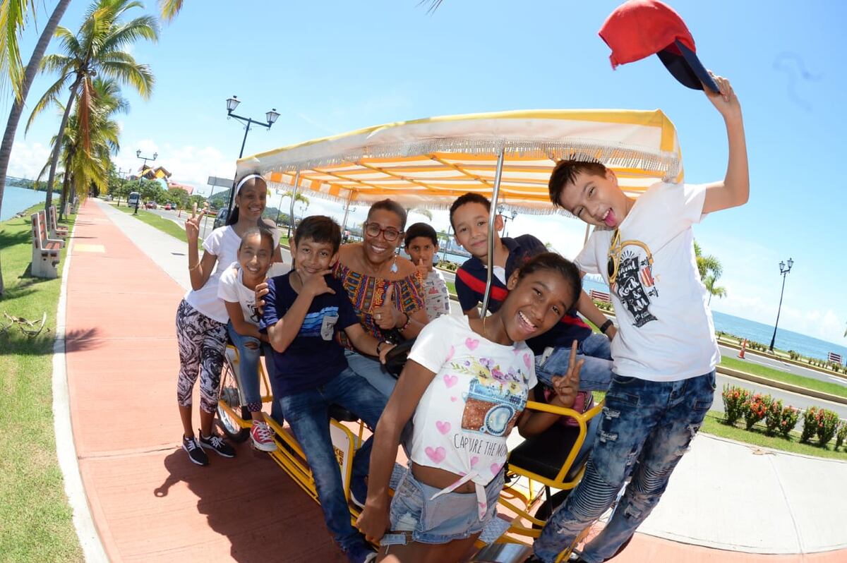 Curioso. Vacaciones. Alumnos se reúnen con su maestra, pero miren para qué