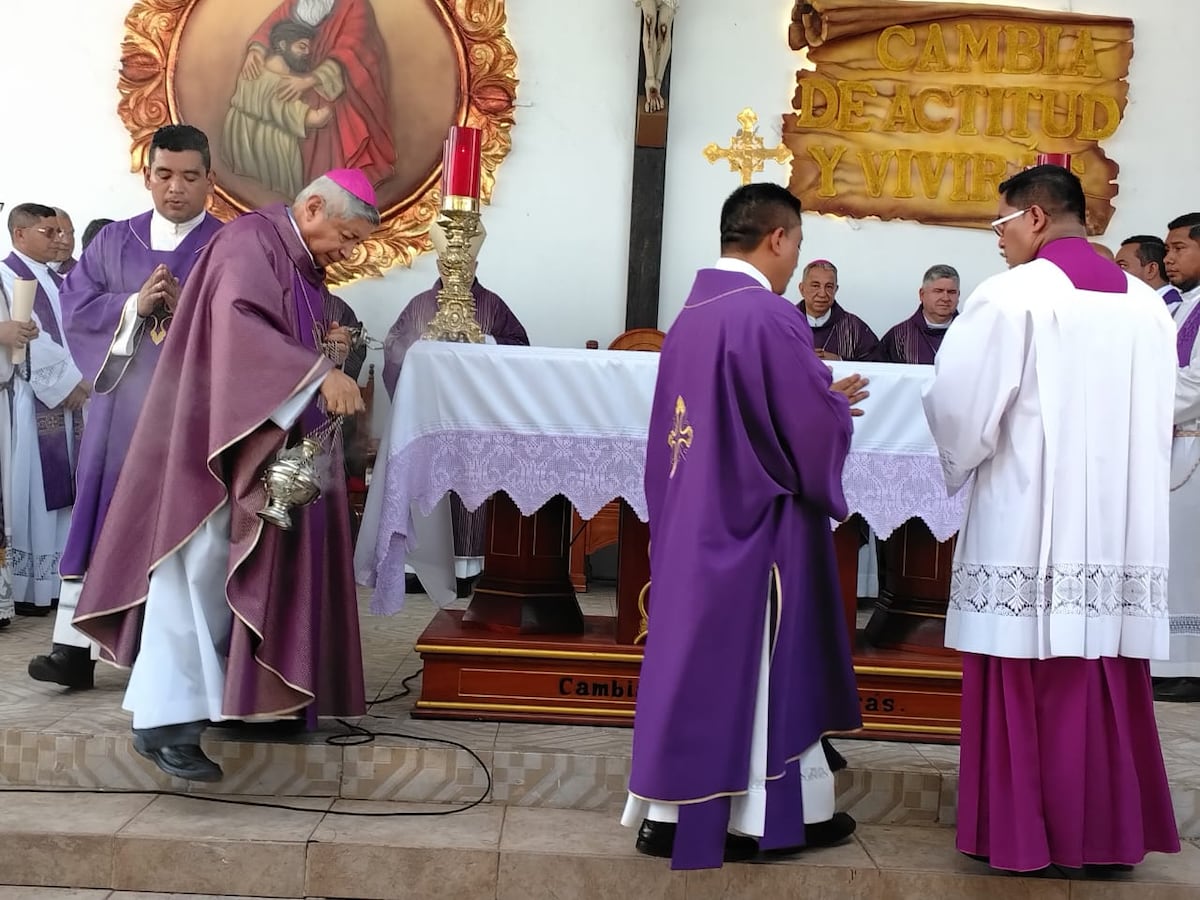 Fieles llenan Atalaya mientras Iglesia exige cambio de corazón