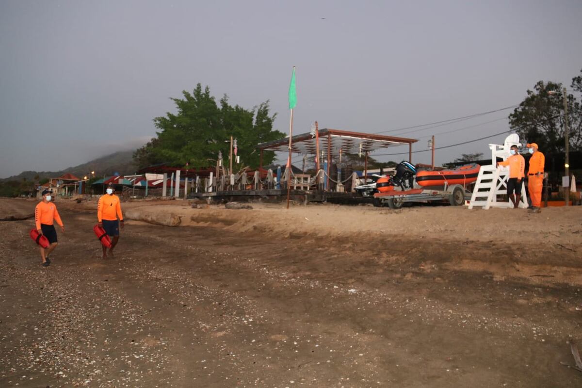 ‘Pillaos’. Sorprenden a familia libando licor en la playa y a 8 conduciendo ‘hasta la guacha’. Les saldrá carito