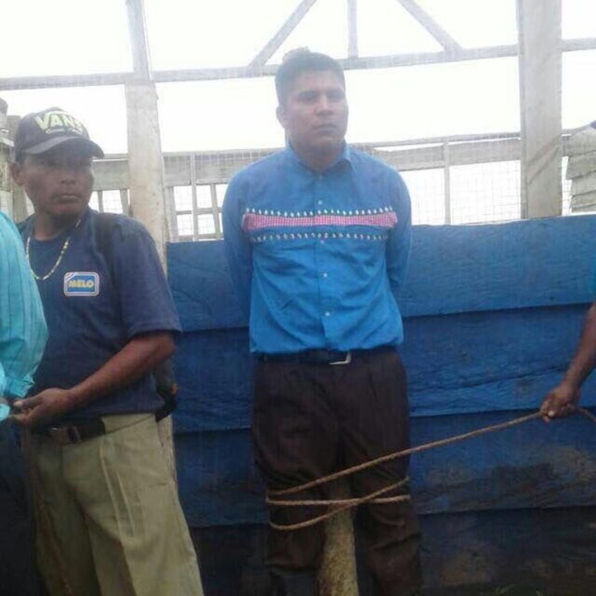 ¡MADRE SANTA! Docentes fueron amarrados por padres de familia en la Comarca