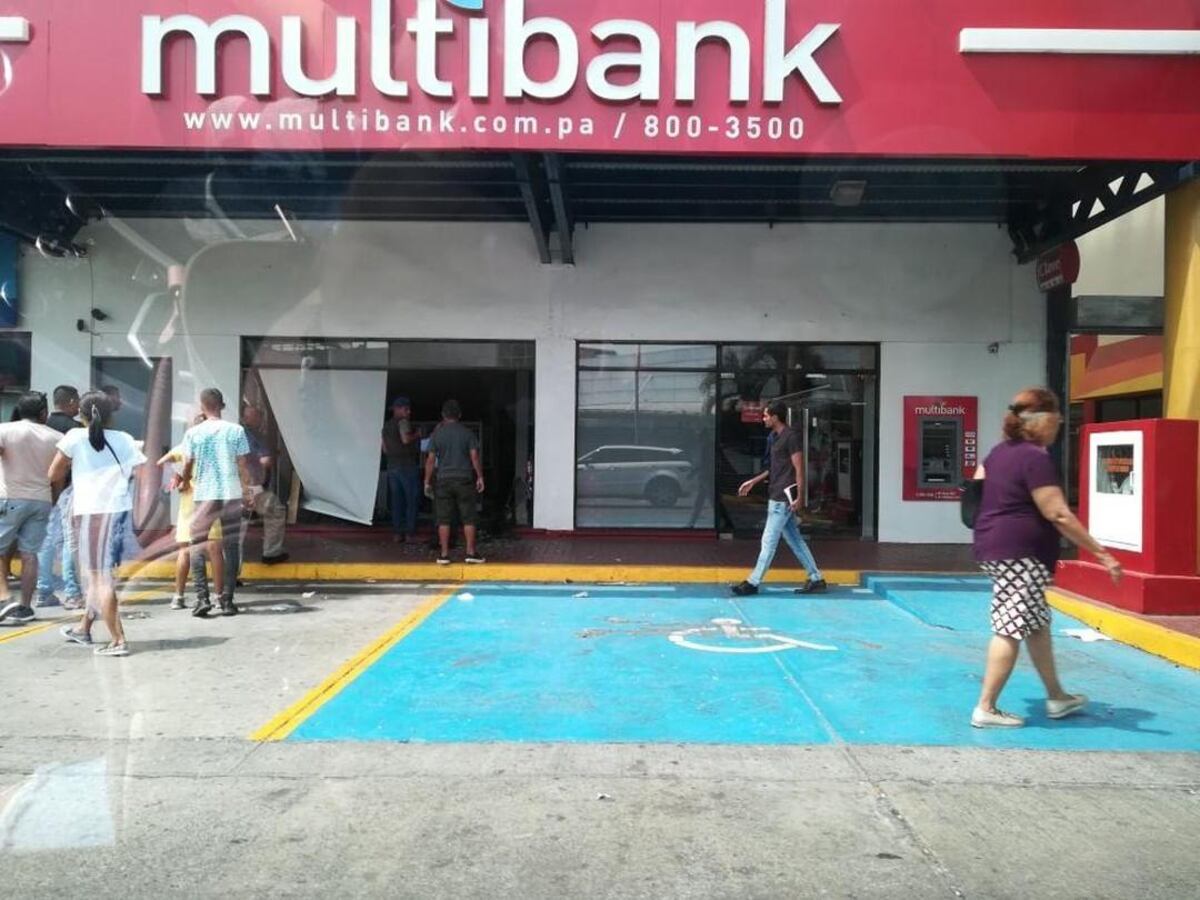 Auto queda metido en un local comercial en Los Pueblos