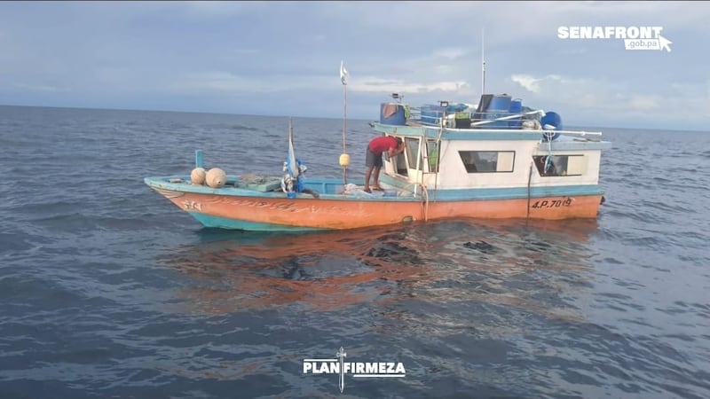 Video | Una embarcación quedó a la deriva con tres personas a bordo: esto fue lo que pasó