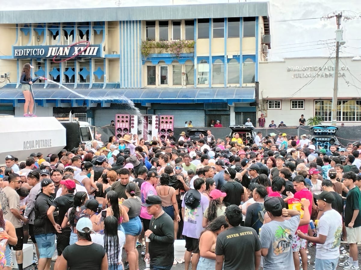 Carnaval 2026 arranca en Santiago con culecos, flow urbano y sol candente