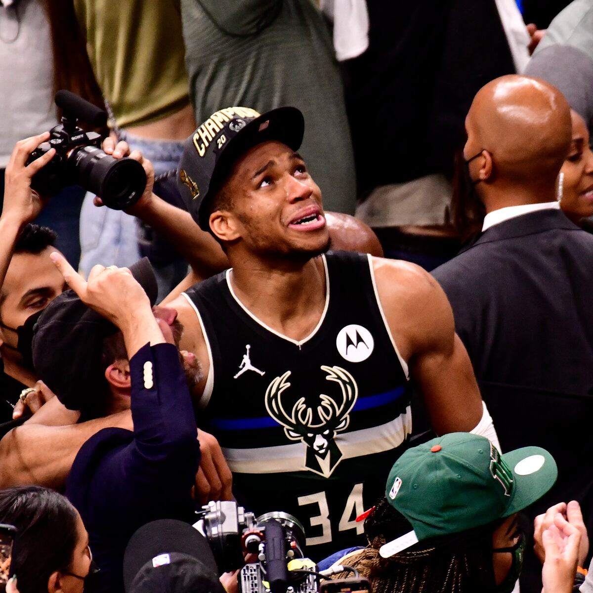 Así celebran en Grecia la victoria de su nuevo héroe Giannis Antetokounmpo