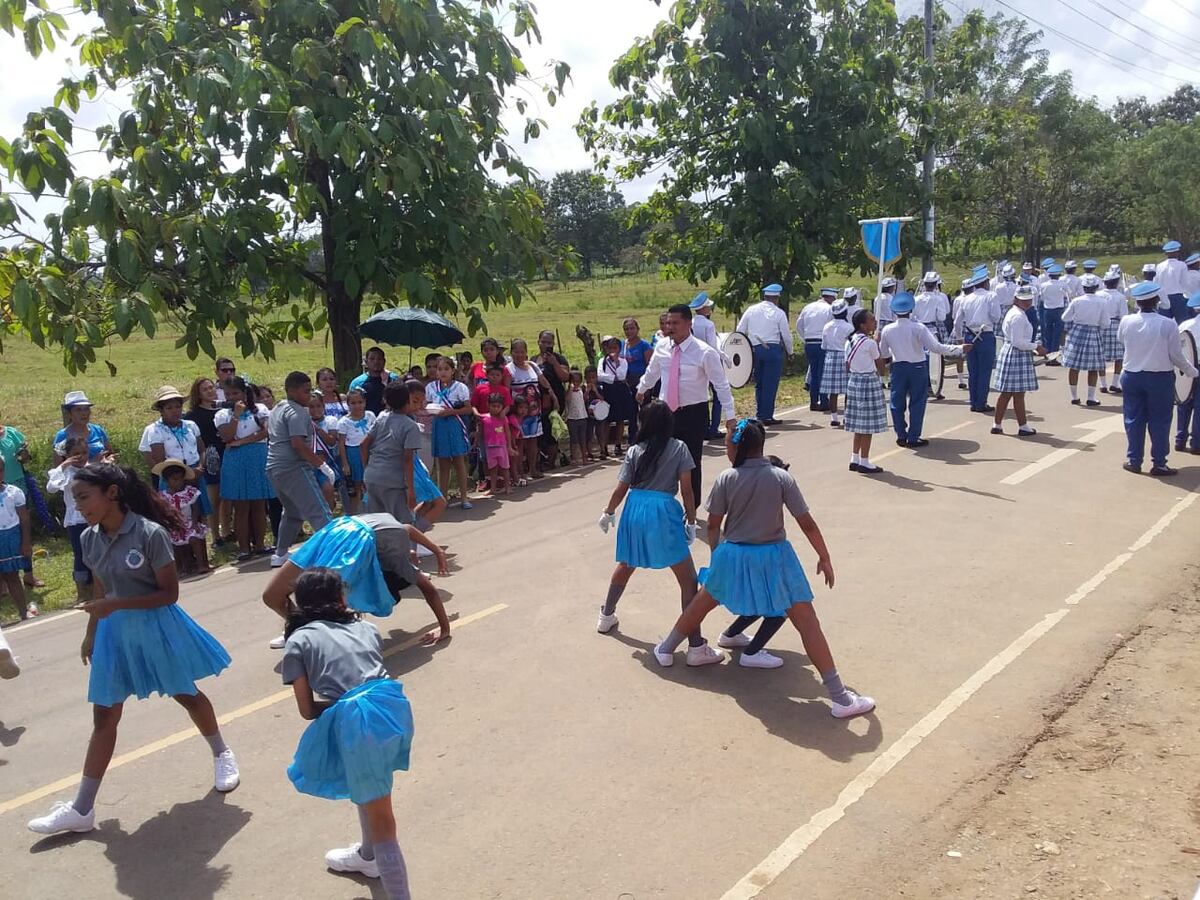 En Chepo protestan creativa y patrióticamente contra la violencia