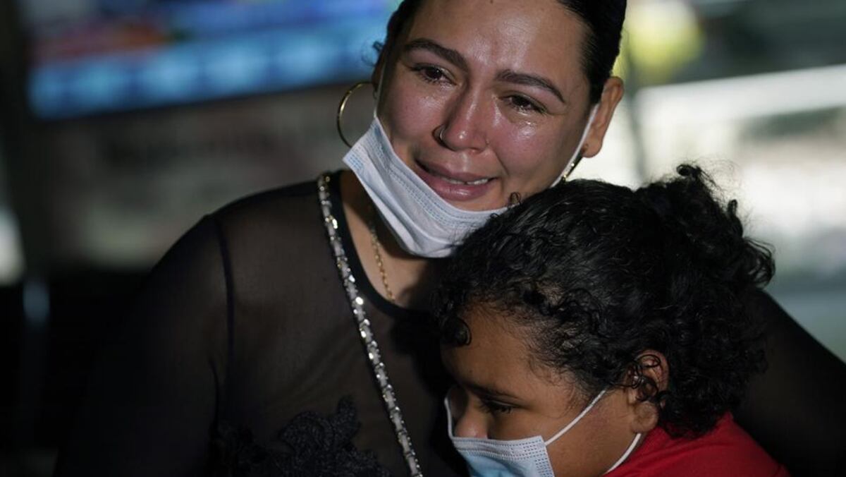 Una madre migrante se reencuentra con su hija tras seis años separadas, luego de ver imágenes de la menor en la frontera entre EE.UU. y México