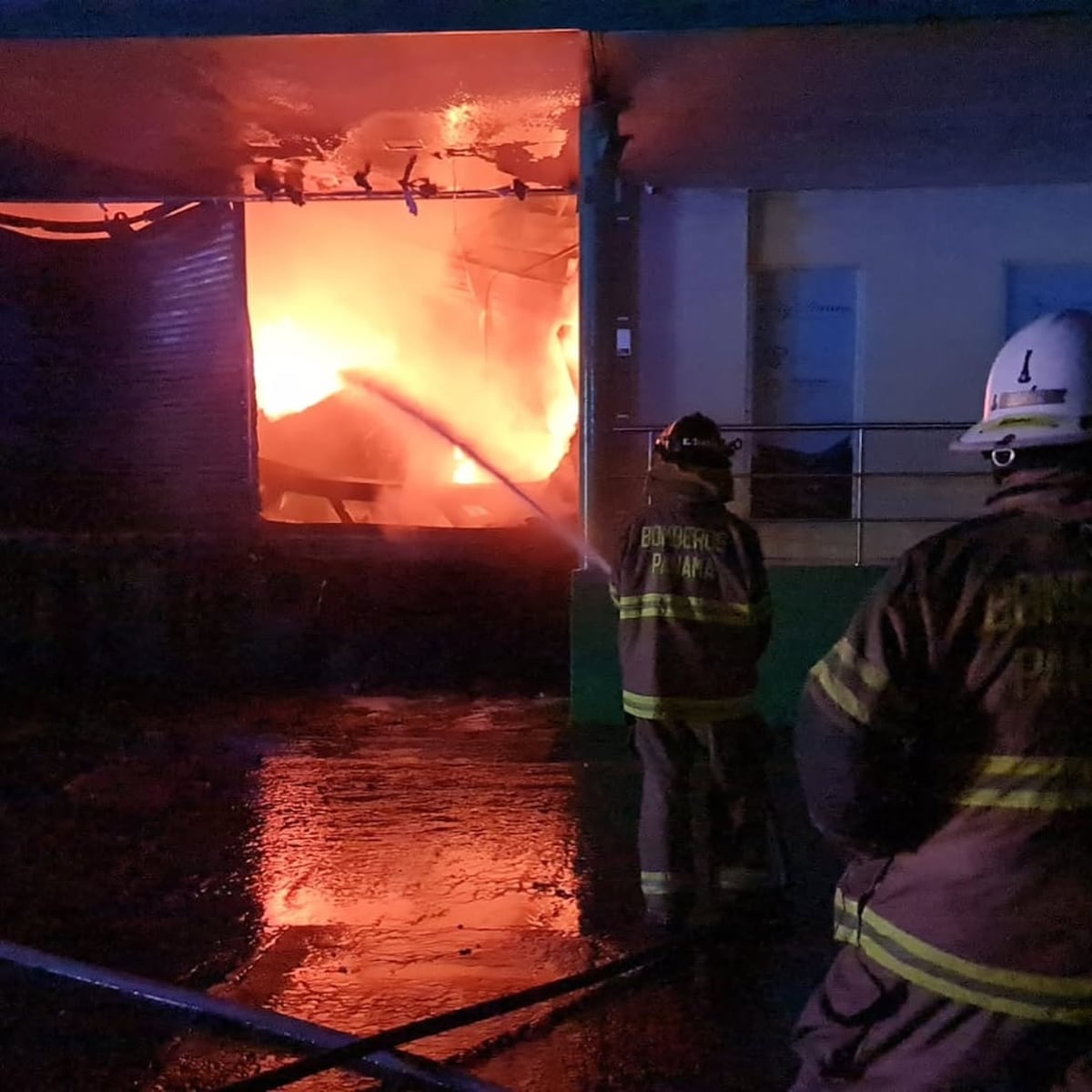 ¡Candela en Villa Zaita! Así fue el incendio que consumió una fábrica de colchones cerca de estación del Metro + VIDEOS 