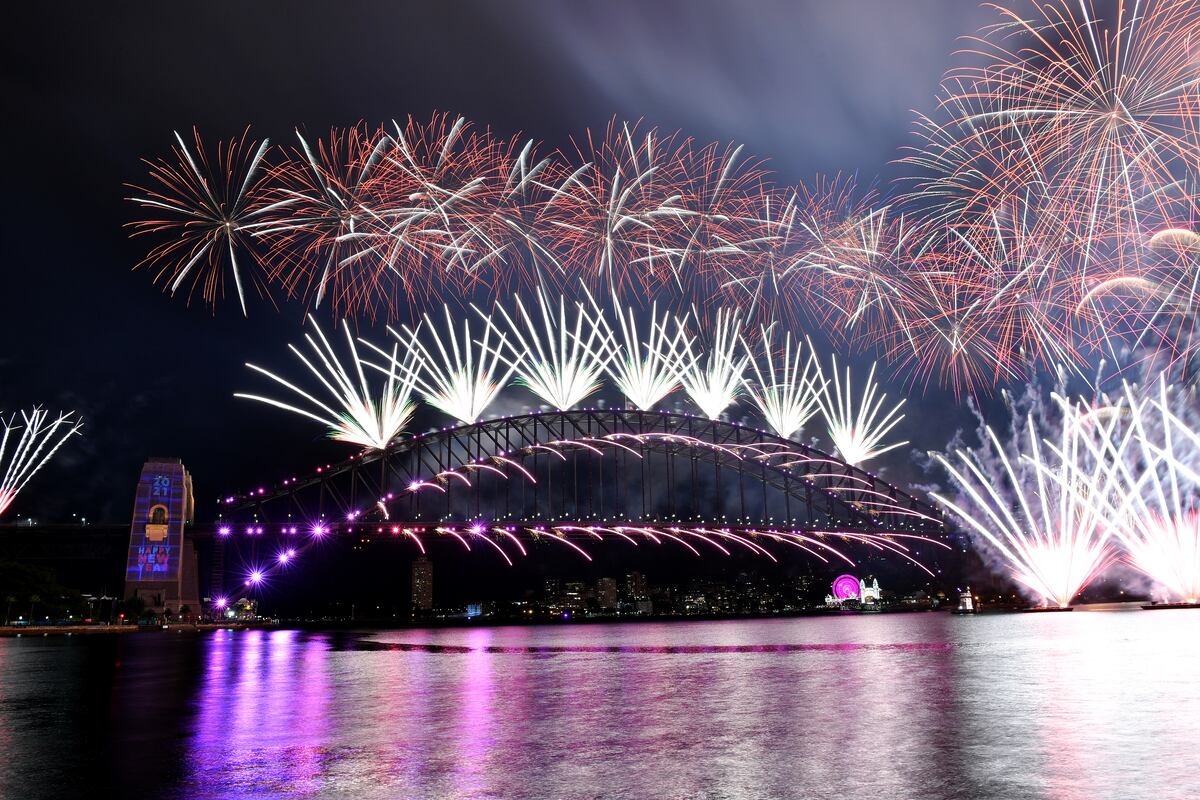 Fuegos artificiales sobre calles vacías, así llega el año 2021