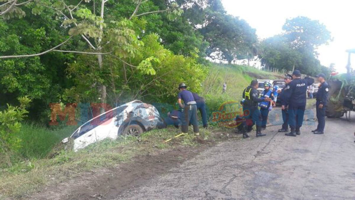 ¡TERRIBLE! Tía y sobrinito fallecen tras chocar y volcarse en Chiriquí