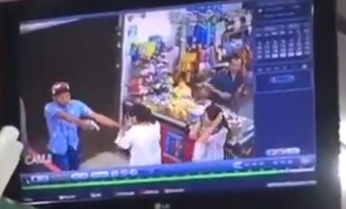 Roban tienda a mano armada en El Romeral | Video
