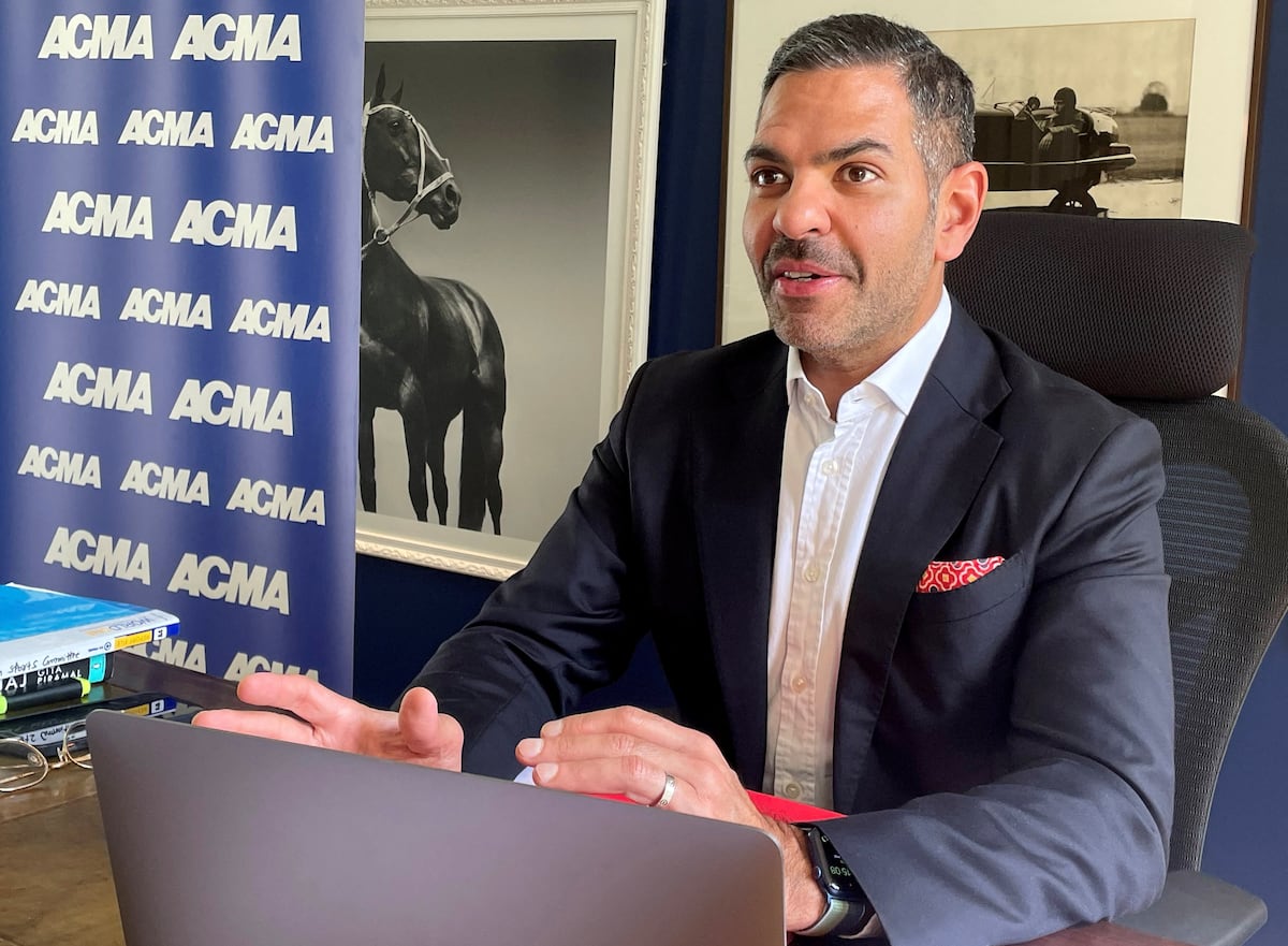 Amigo del príncipe Guillermo muere luego de tragarse una abeja