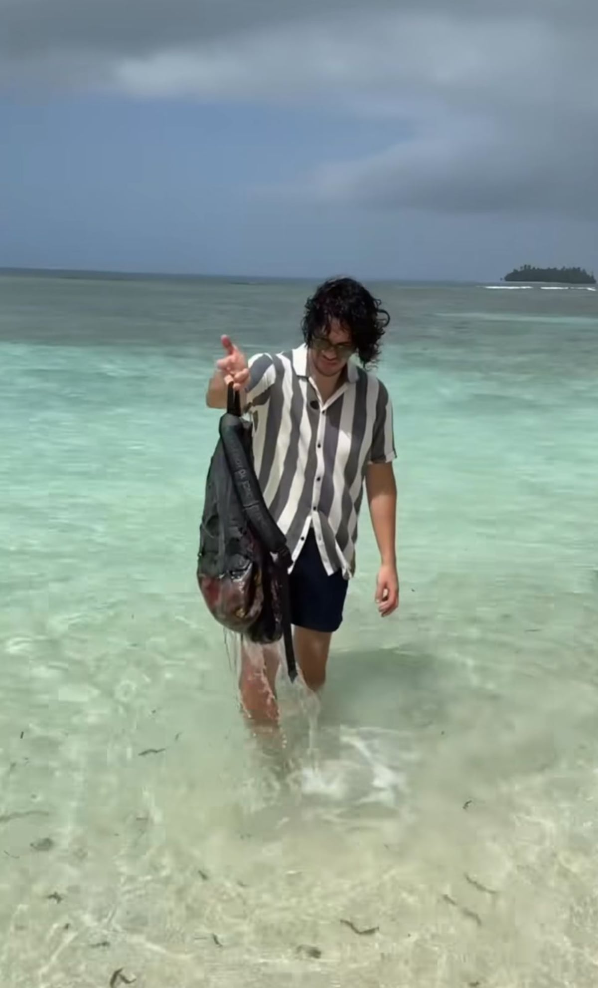 Del paraíso al desengaño: incluencer fue a pasarla bien en San Blas y terminó nadando entre desperdicios