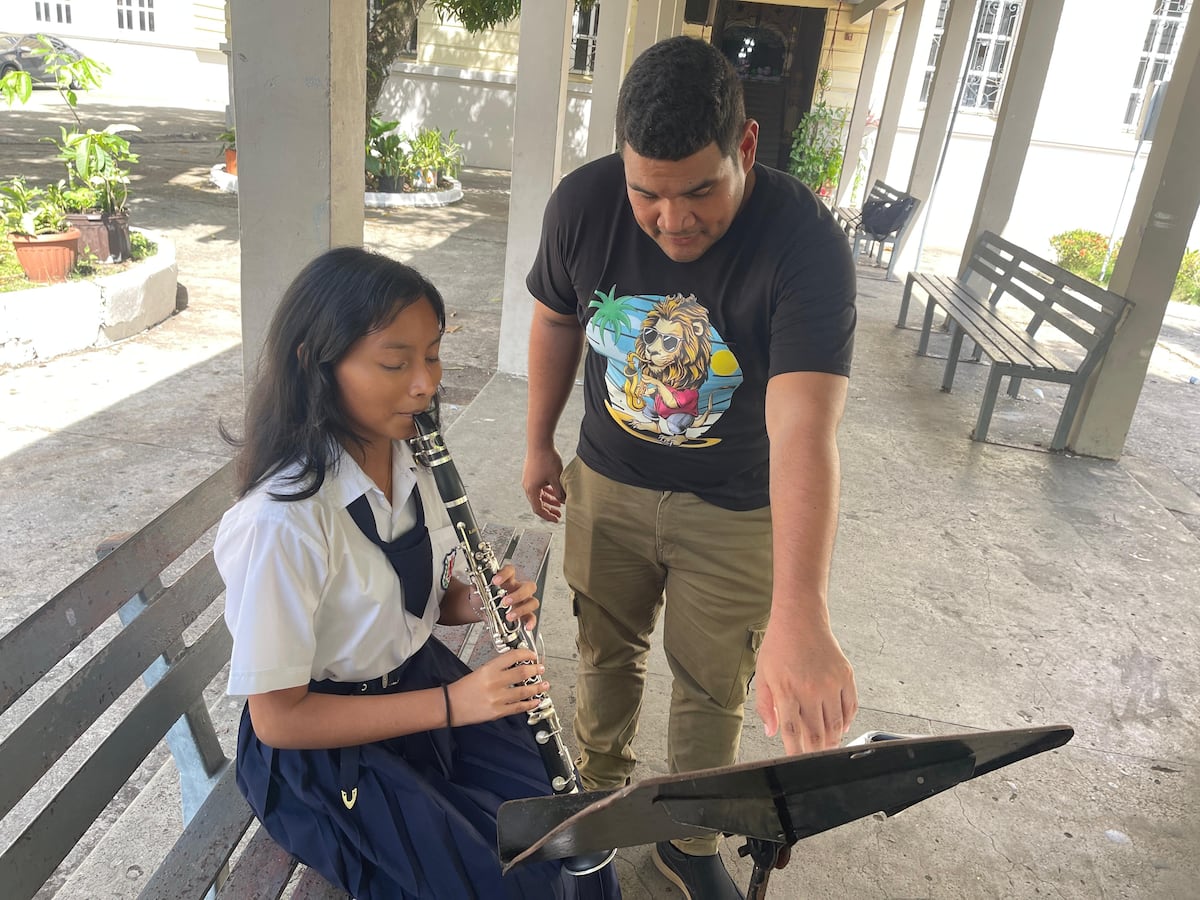 Los 15 que nacieron en Curundú: la historia de Danna, la niña que encontró en la música su forma de soñar