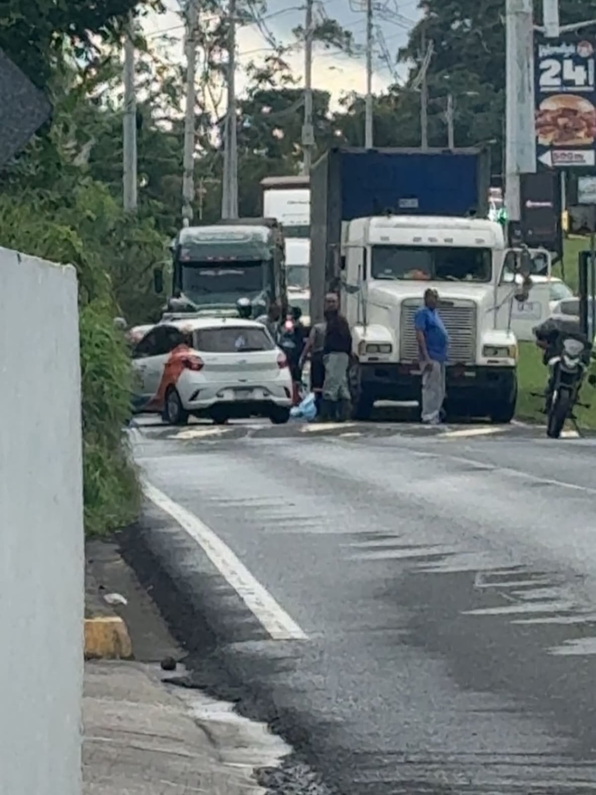 Tragedia bajo la lluvia: motociclista muere en accidente bajo un camión cerca de Brisas del Golf