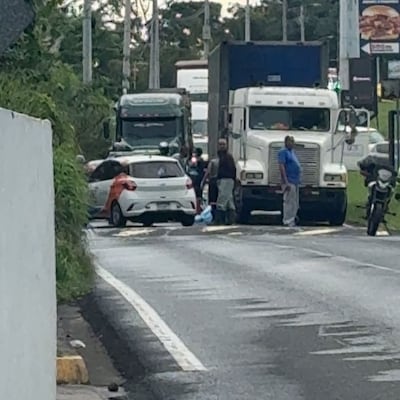Tragedia bajo la lluvia: motociclista muere en accidente bajo un camión cerca de Brisas del Golf