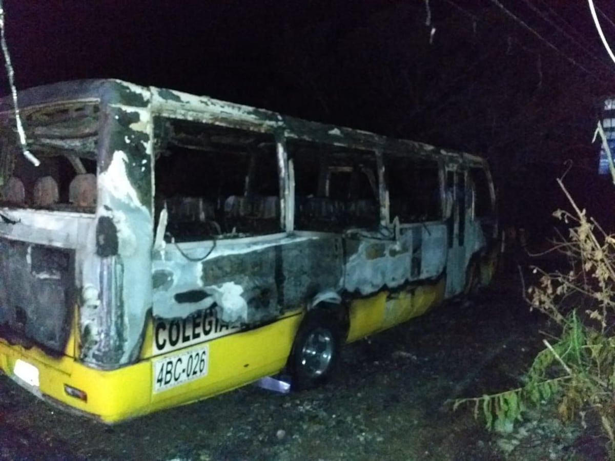 Tres buses colegiales fueron incendiados en la madrugada
