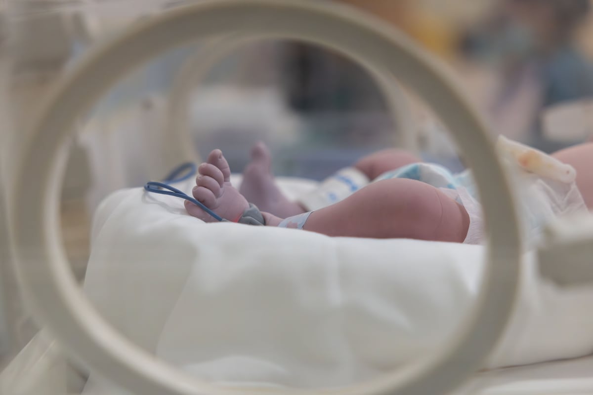 Bebé prematuro regresa a casa tras más de 70 días en cuidados intensivos