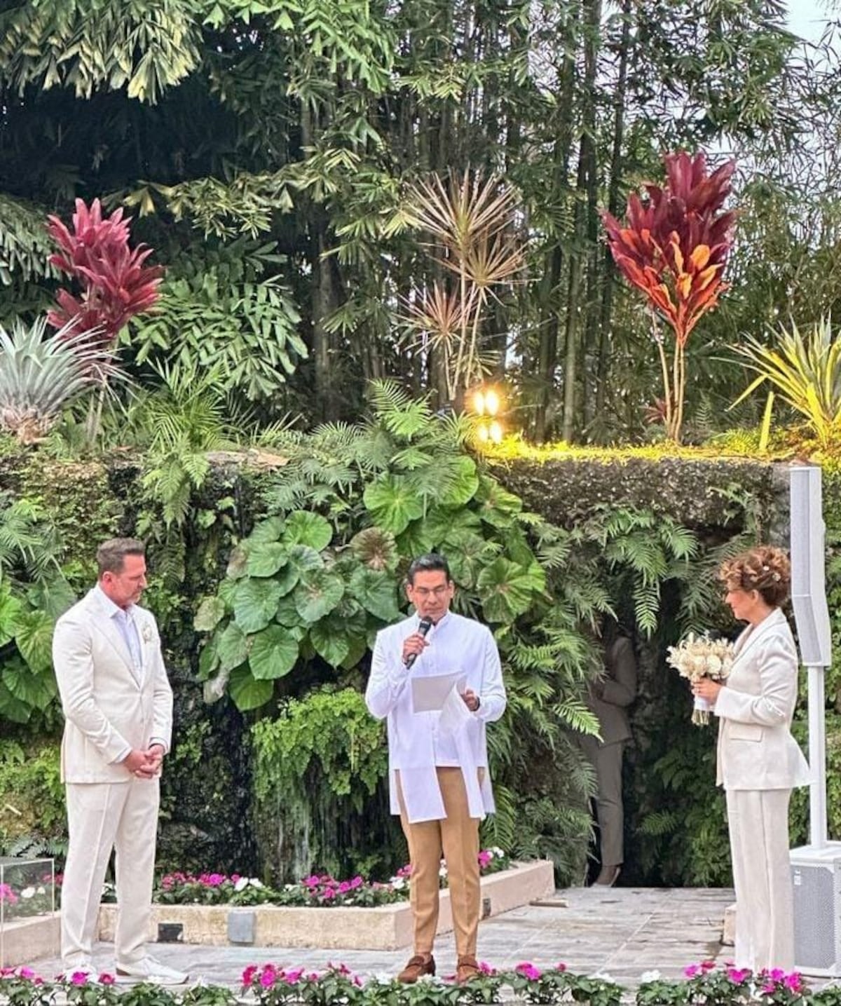 Erika Ender, celebra boda de ensueño junto a su amado Mike a los 49 años de edad +Fotos