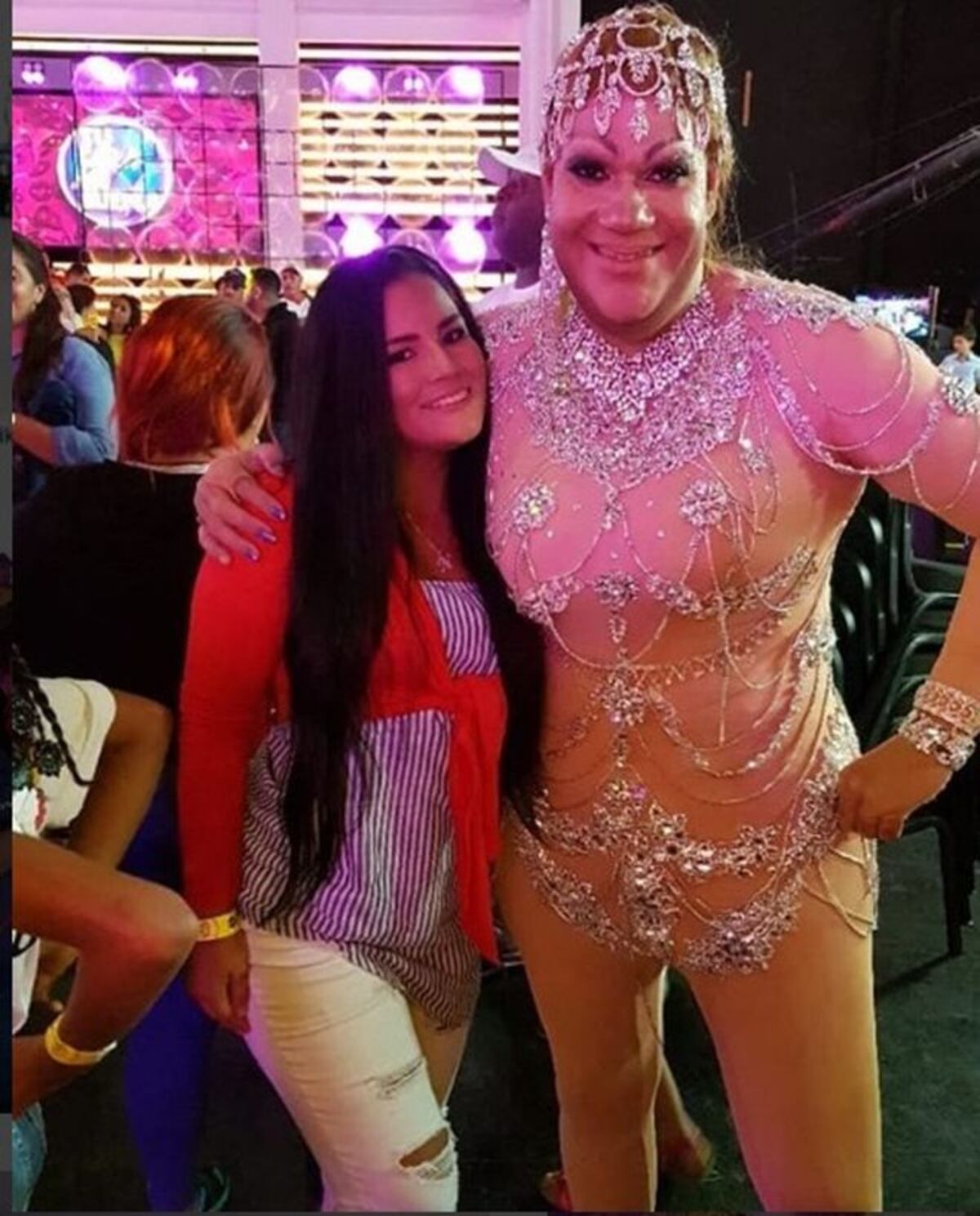 ¿Y el anillo pa' cuándo? Shebelut causó revuelo como J.Lo. Dimes y diretes.Video