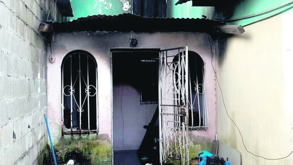 Abuelita cocinaba pellejos para sus perros en Colón y se le quemó la casa 