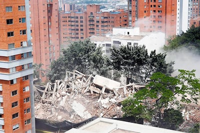 Demuelen mansión de Pablo Escobar en Medellín