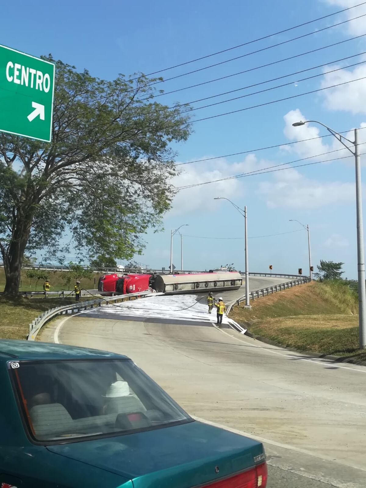 Mula se voltea en salida del Corredor Norte con combustible de Jet