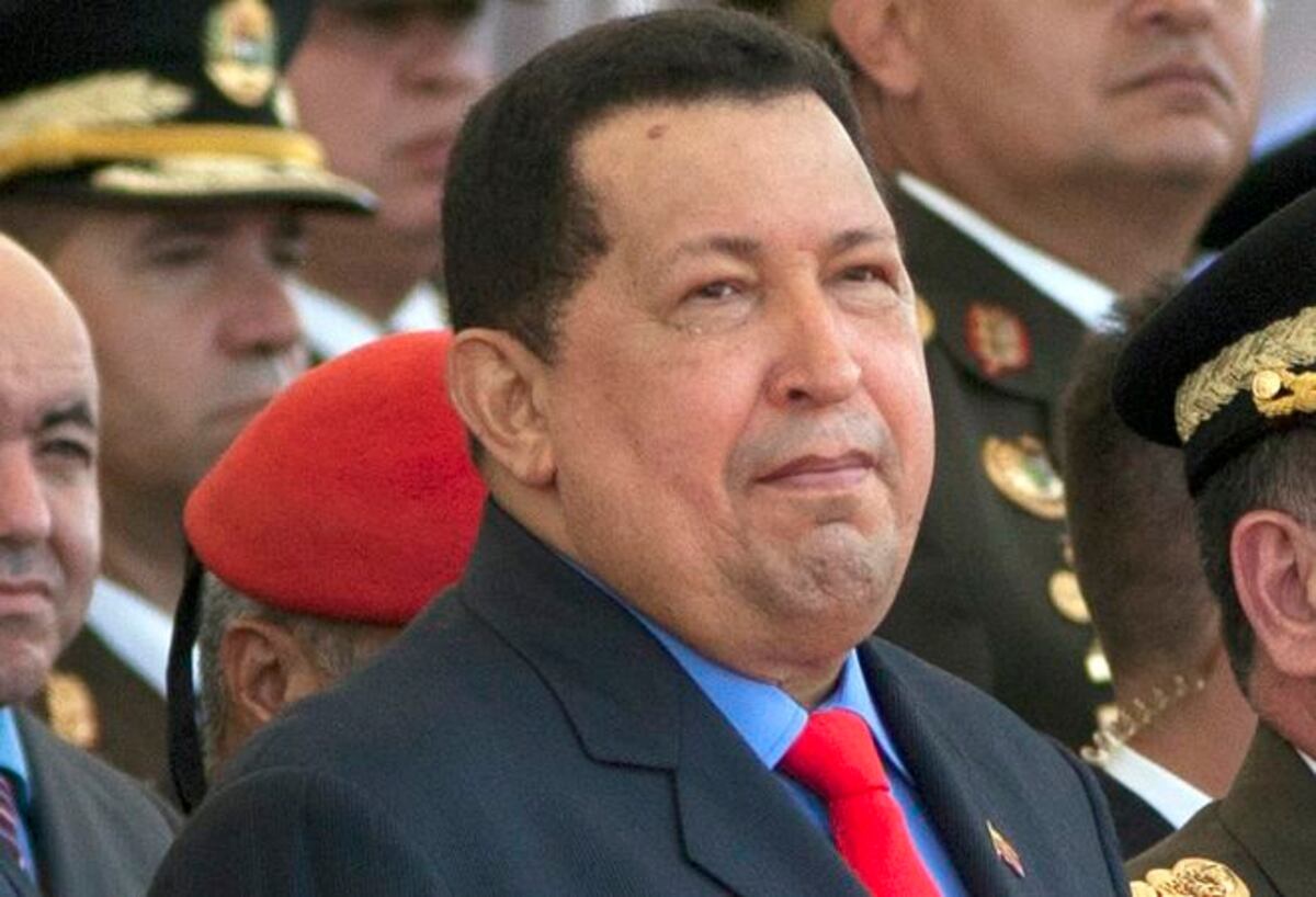 Fotos de un hombre muy parecido a Hugo Chávez en un bus se hacen virales