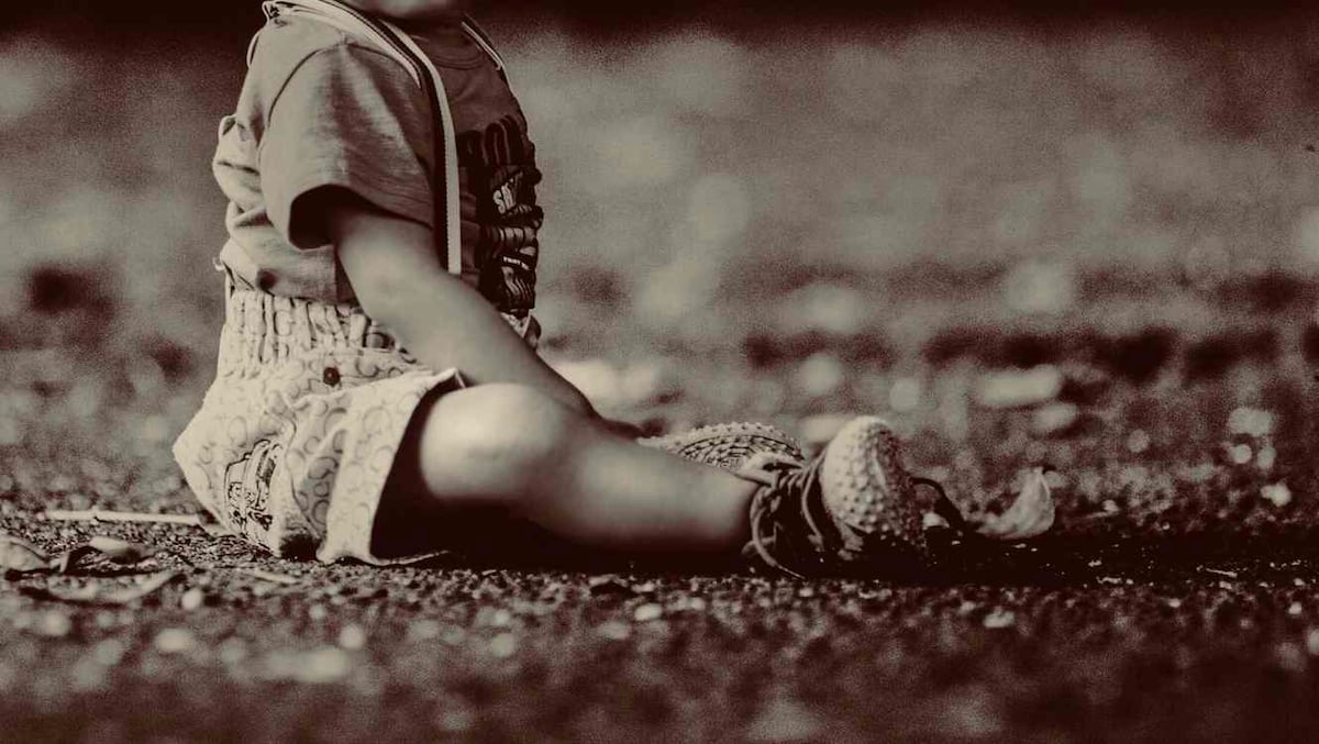 Cámaras captan en la Calzada de Amador a bebé gateando en plena vía