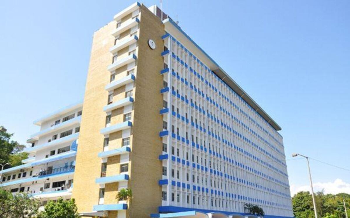 Es falsa. Imagen de infante canalizado y dormido en una silla plástica en la CSS