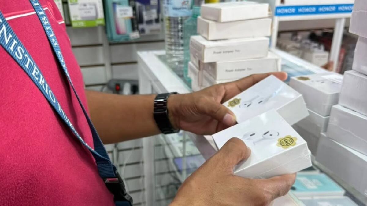 Audífonos y cargadores falsos caen en Coclé durante la Operación Sonido