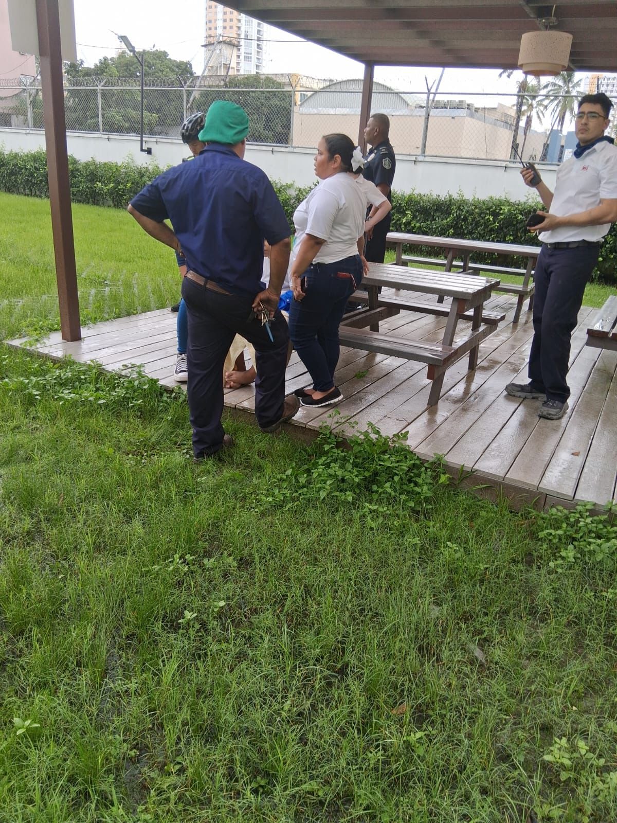 Menor de 12 años es rescatado tras ser arrastrado por corriente