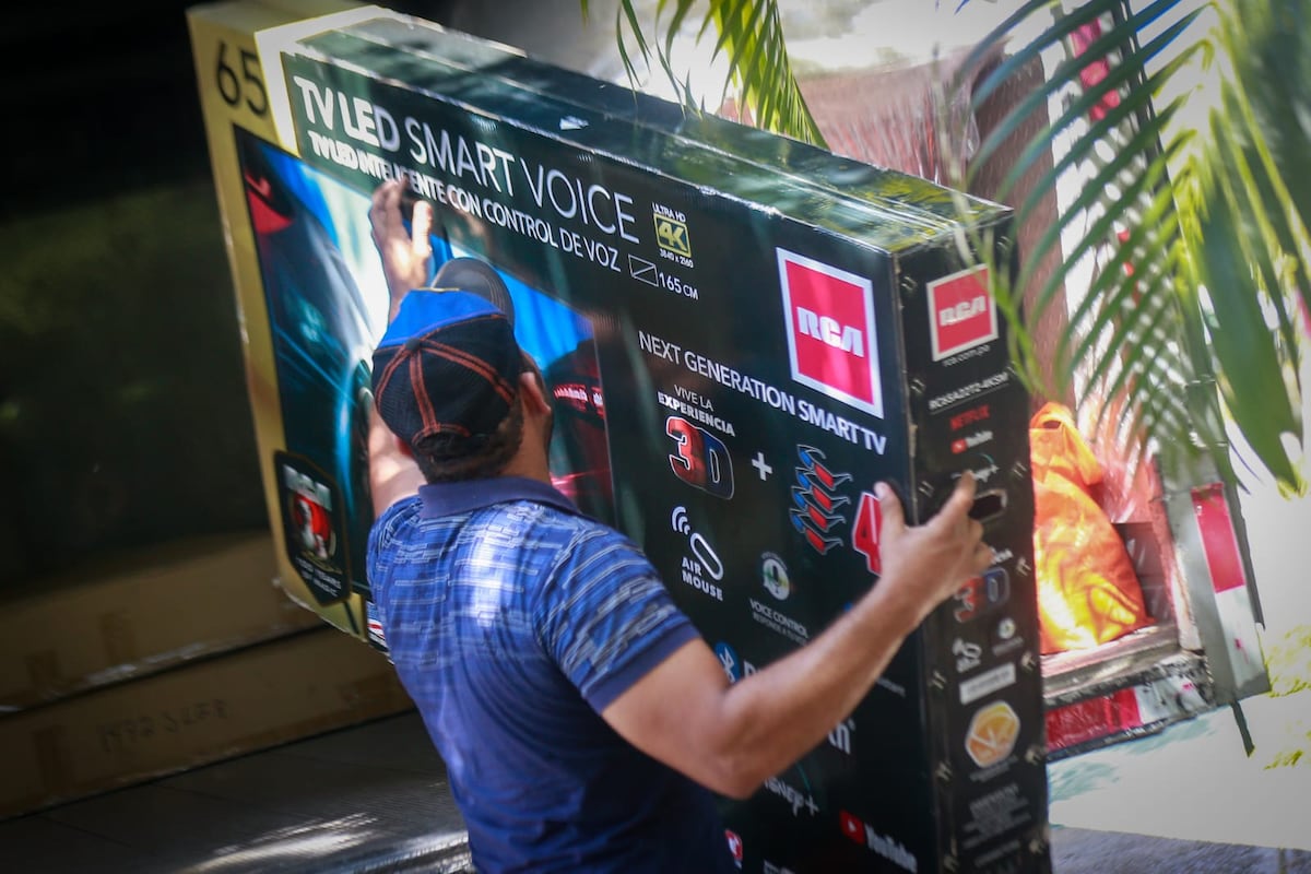 Ricardo Martinelli recibe a su perro fiel mientras se atrinchera en La Alameda